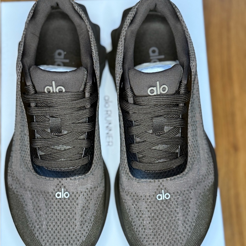 ALO Yoga Unisex Runner Sneakers in Espresso NWT - Picture 5 of 7
